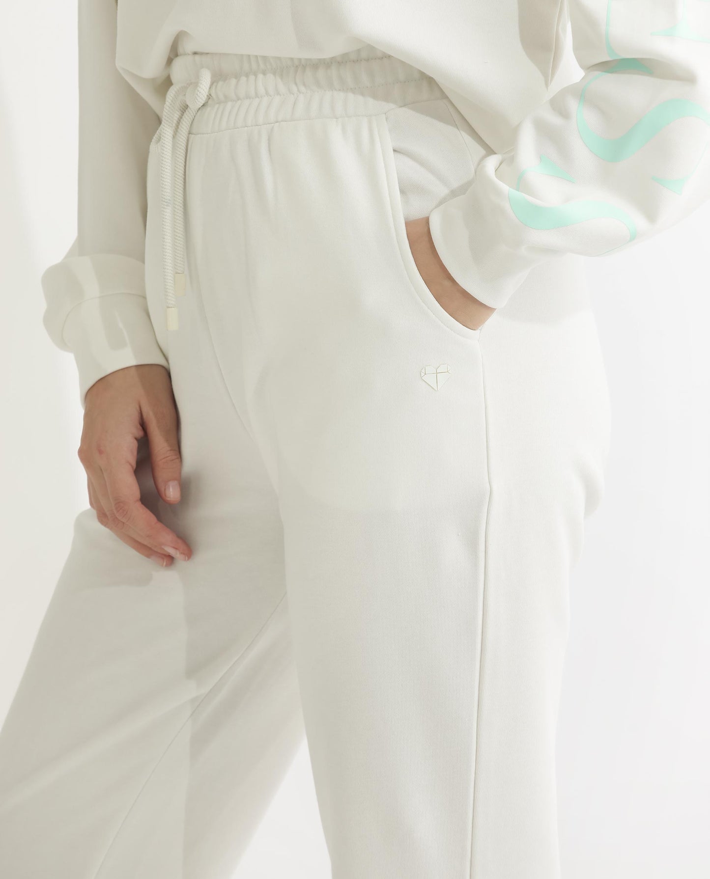 Rareism Articale Women Terac T Off White Poly Cotton Fabric Drawstring Closure Regular Fit Plain Ankle Length Track Pant