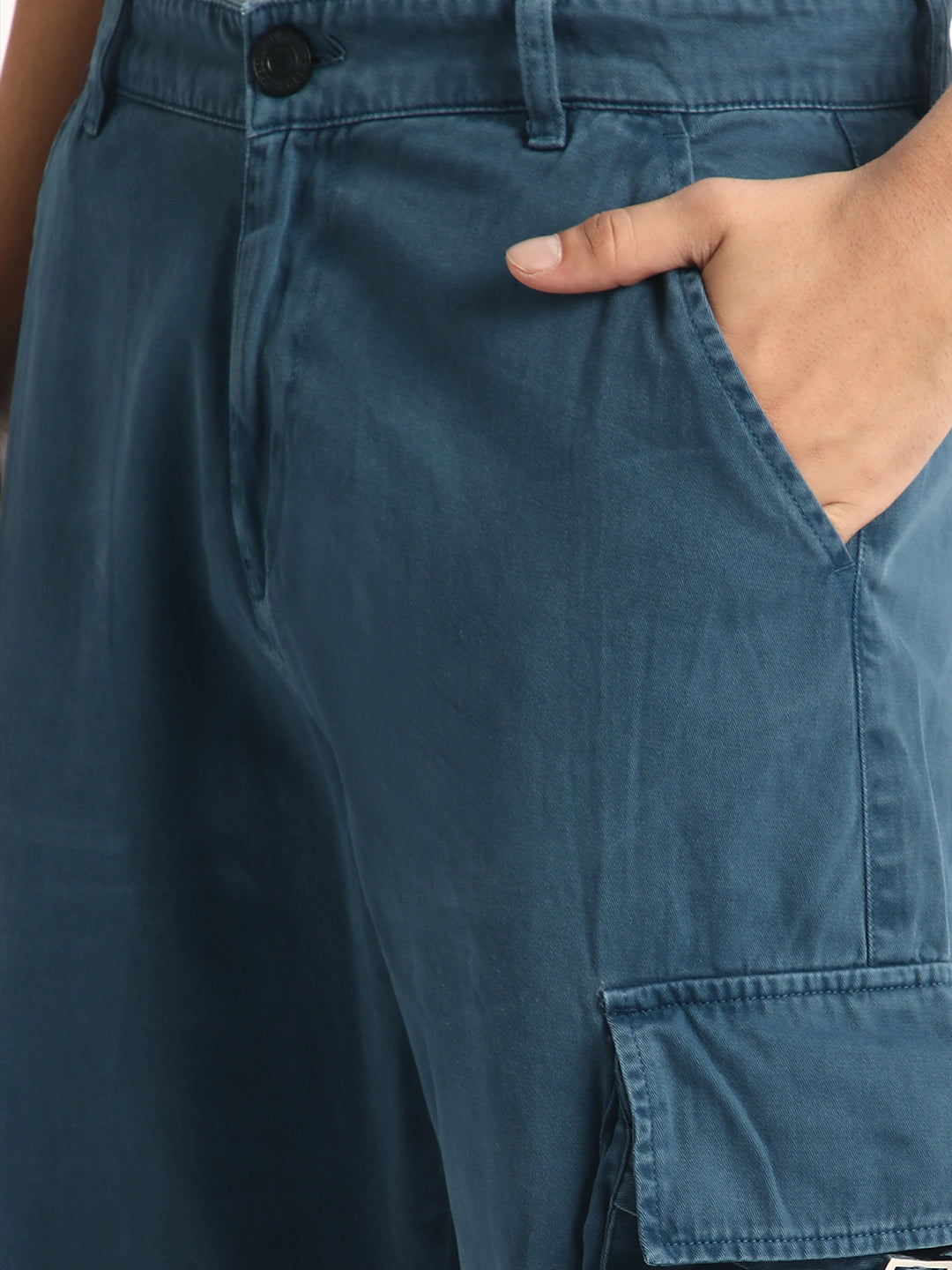 Men Dark Denim Loose Cropped Fit Solid Cargo Trouser